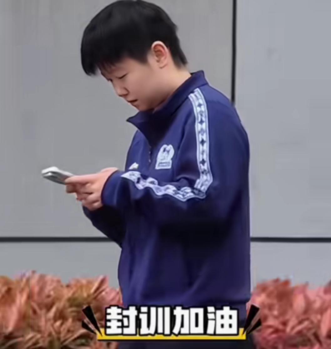笑不活了!国乒成都封训球迷奇闻趣事太出圈!国乒成都封训期间惊现球迷“三大