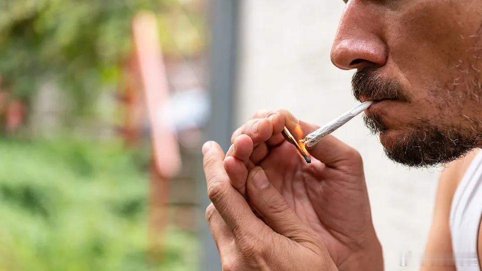 【“食管痉挛症”怪病正在增加，与长期吸食大麻有关】[体外的罪责或许可免，体内的问