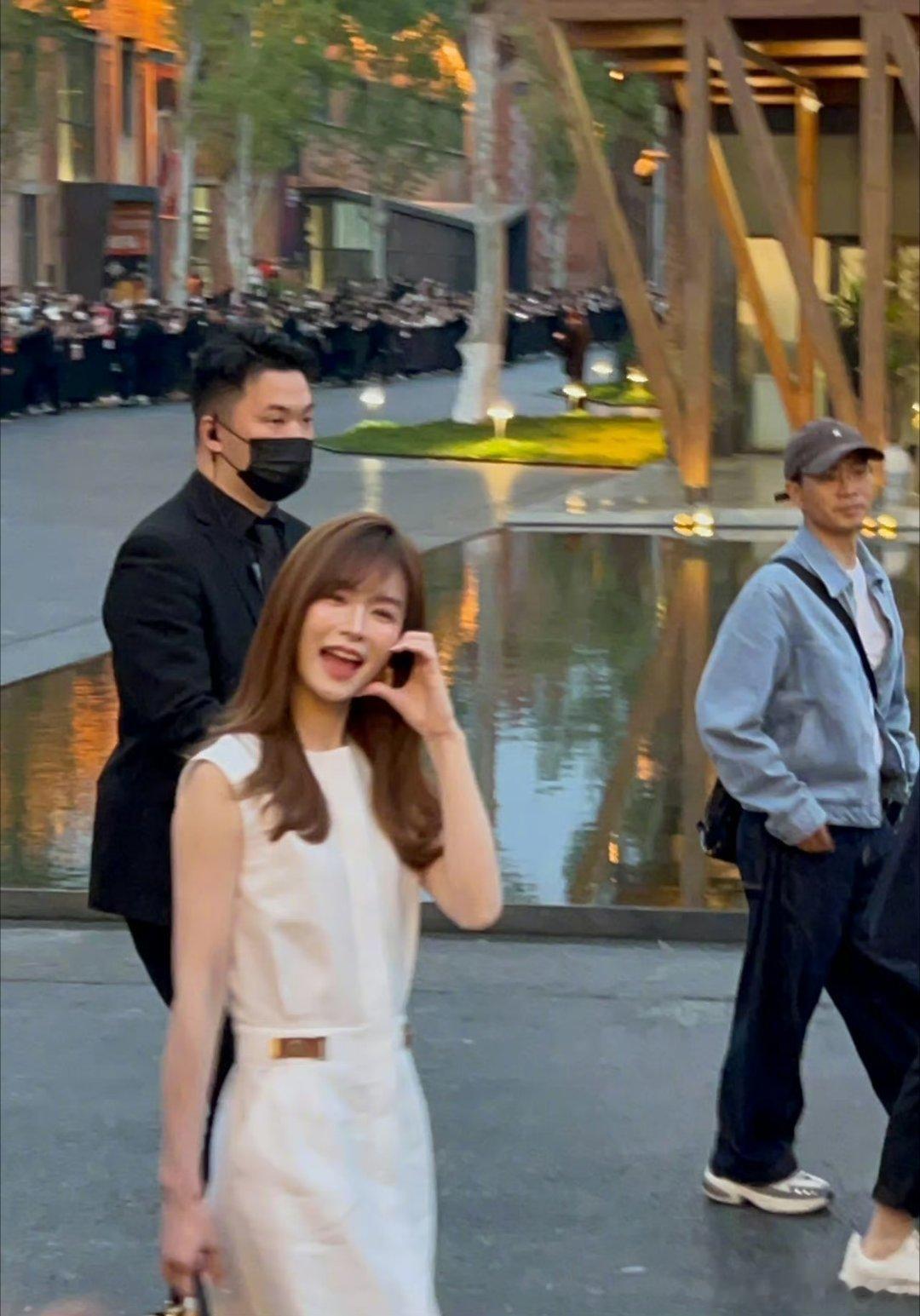 景德镇偶遇文咏珊网友景德镇偶遇文咏珊，简约穿搭难掩出众气质，东方雅致与港风美貌