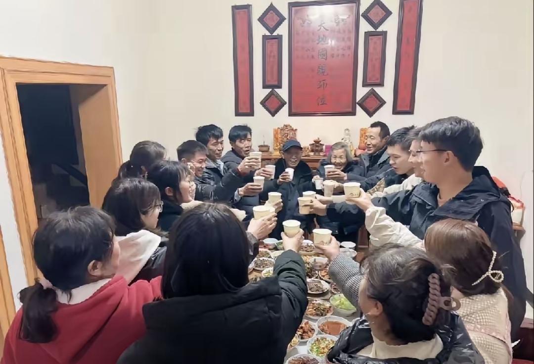 办公室有个三十出头的老乡前阵子离婚了。问他咋回事，他就说超市买菜这事最典型。他媳