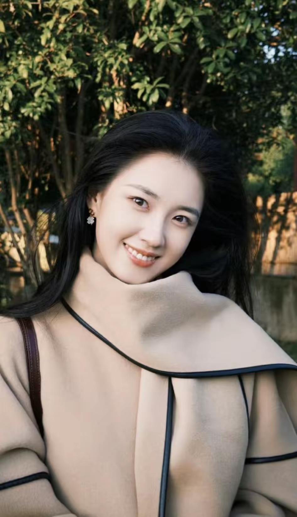 短剧女王郭宇欣，温柔秋日，微笑如阳光般温暖甜美笑容郭宇欣郭宇欣短剧郭宇欣演技