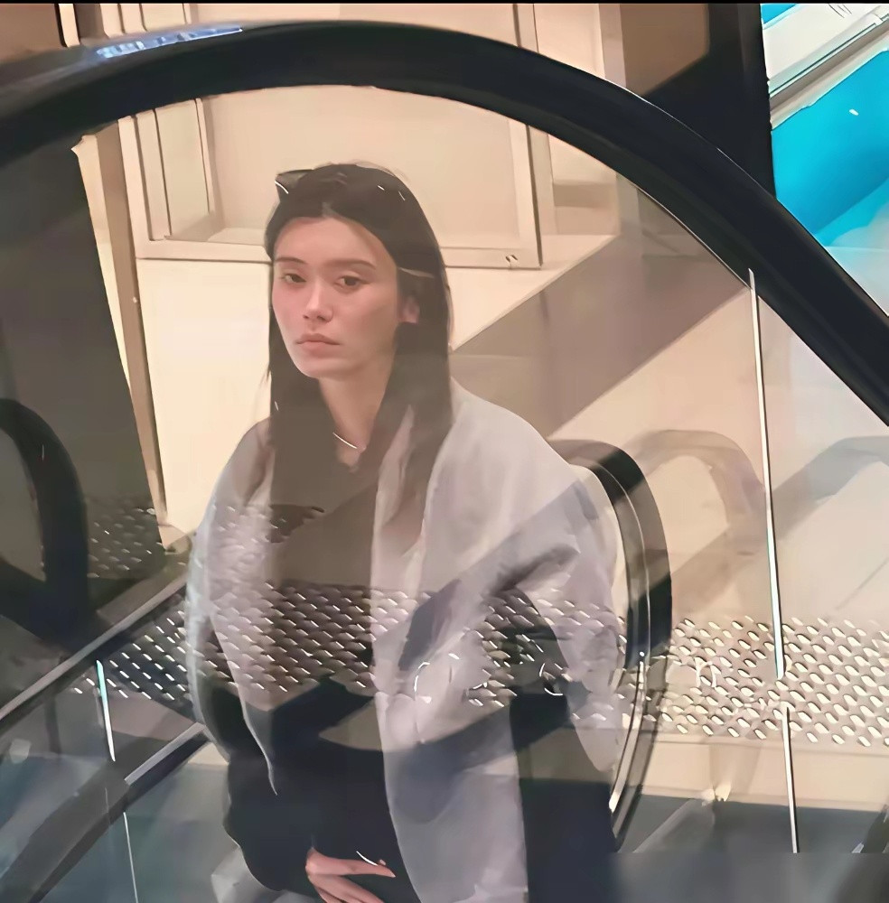 奚梦瑶又出现在香港私立医院产科的照片，整个人裹得严严实实，手一直护着肚子，脸上写