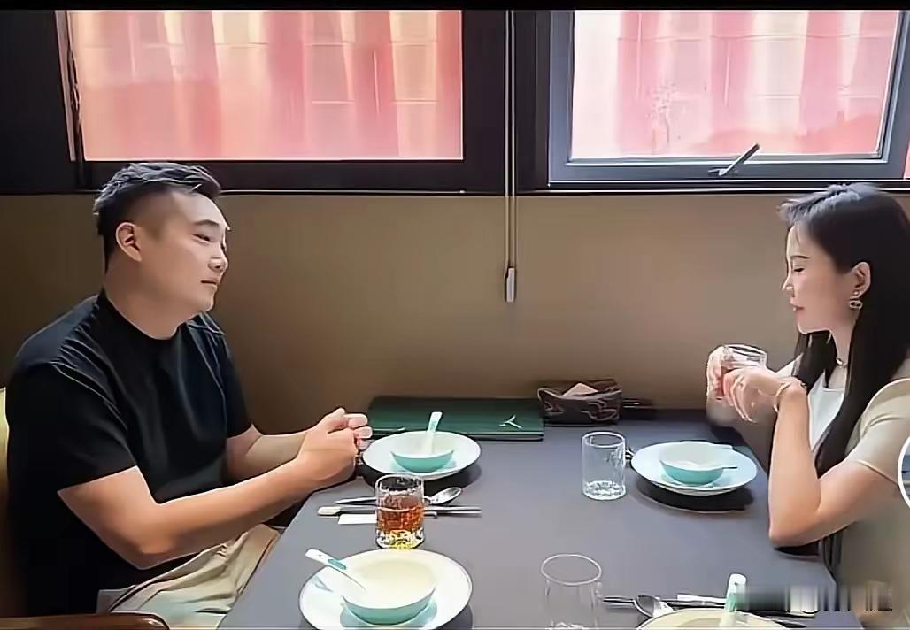 男子去相亲，他们两个来到一个小饭店，在吃饭前，女子说，其实，我今天就不想来，是父