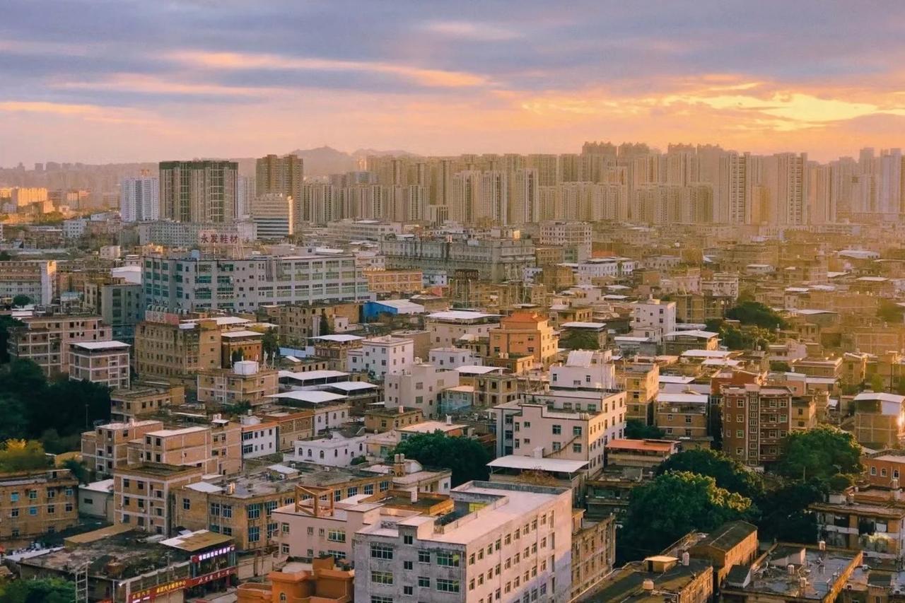 我以前在福建省晋江市陈埭镇打工，陈埭镇是中国有名的鞋都。这里的鞋厂数量庞大，5步