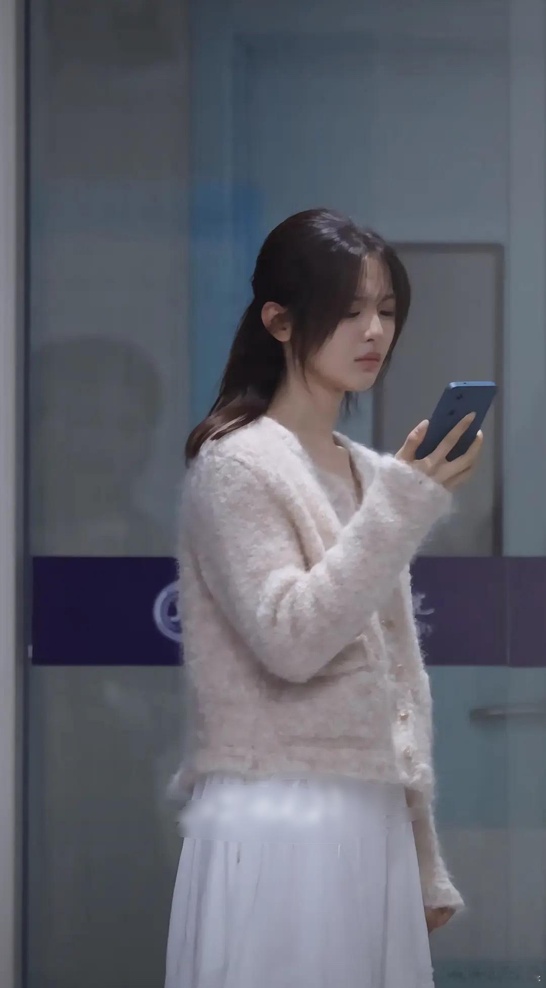 杨超越医院路透，像不像刘亦菲这张绝美镜头的感觉