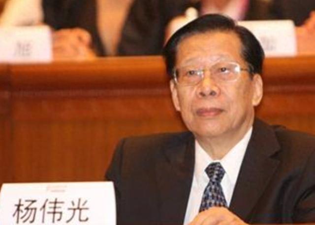 1993年，时任中央电视台台长的杨伟光，在没有上报的情况下，擅自做主在《新闻联播