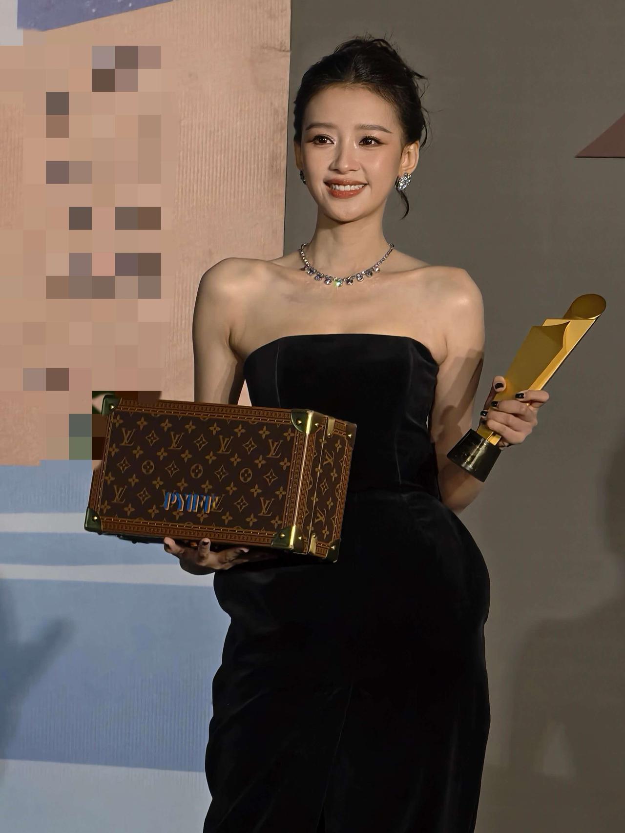 我问我老公，孙怡拿下平遥影后，这个奖含金量高吗？老公撇了撇嘴说，这不是主流奖项
