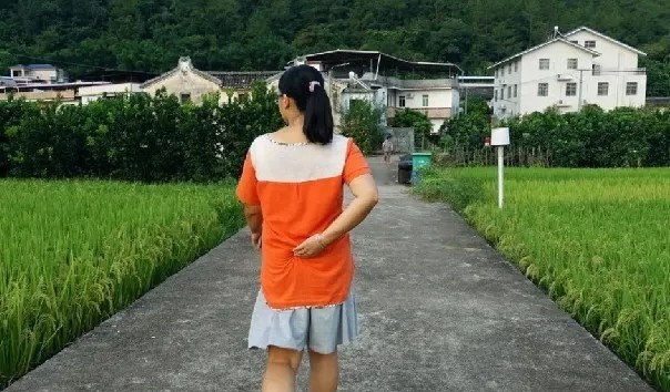 昨儿媳妇又辞职了，刚找的工作没干满十天，从过年到现在换了好几份活儿，每回干不长就