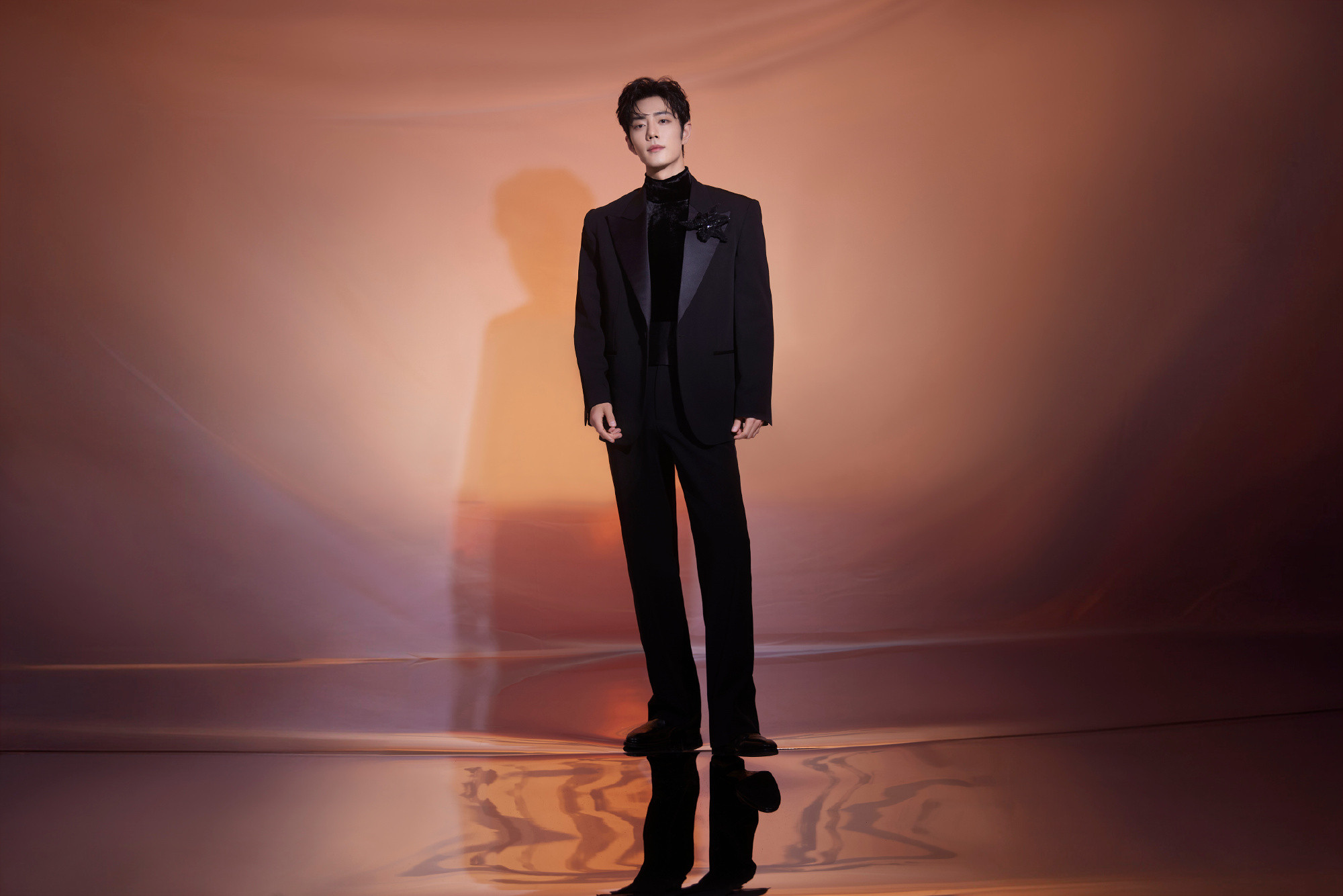 肖战东方卫视跨年晚会第二套Look图释出，身着Gucci为他特别订制西装，经典礼