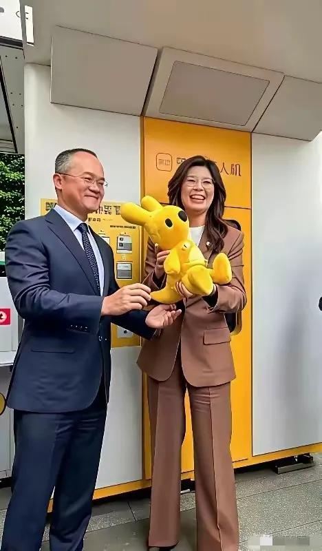 领导人都是穿西装，男人基本都是深色，包括黑，蓝，女人就不同了，各种颜色都有，都好