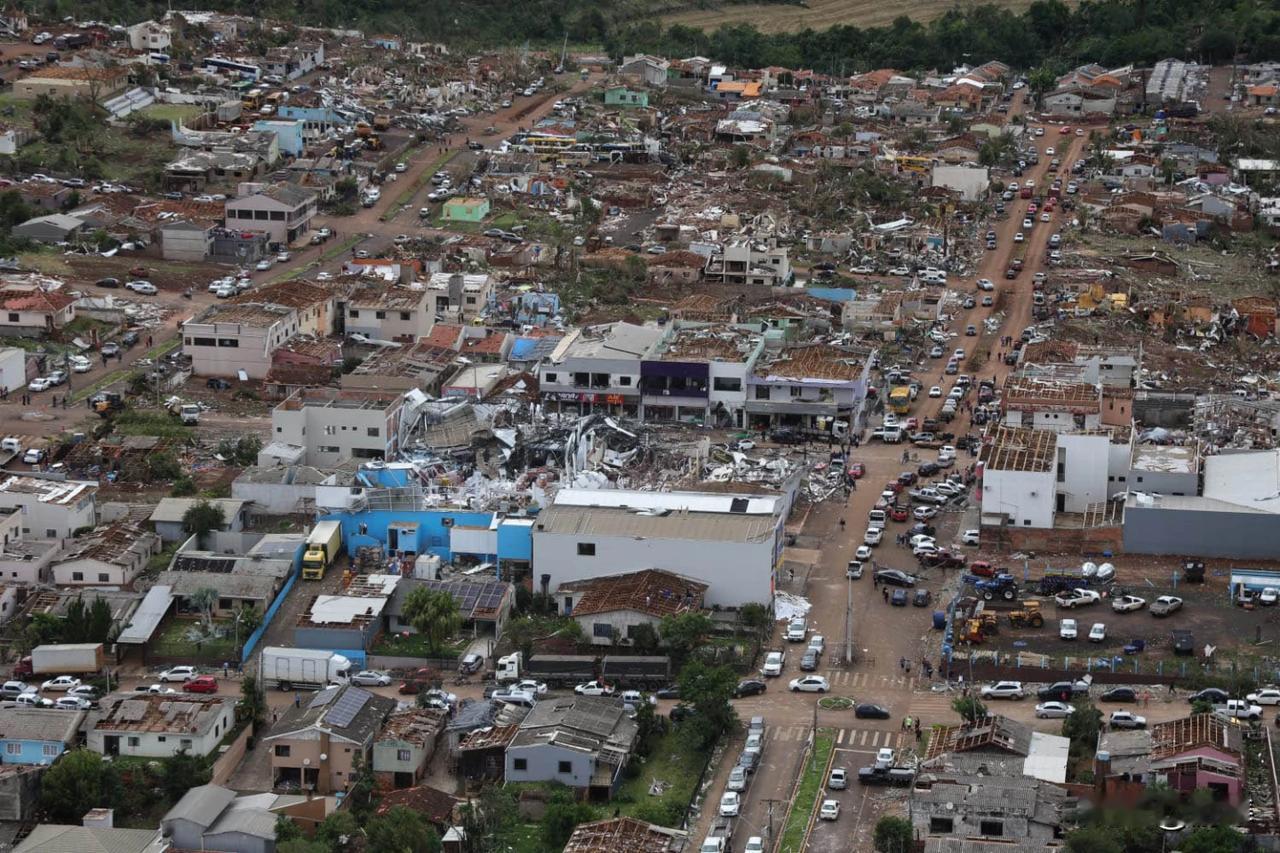 【惊雷！俄罗斯万枚导弹砸向乌克兰，全球最惨烈空袭爆发！】“基辅全城爆炸，防空