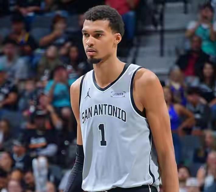 记录不是那么好破的，文班亚马杯赛替补正负值+21，让亚历山大不得不低头！表面看是