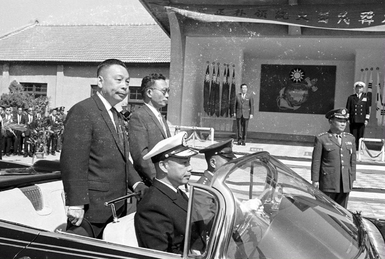 1962年2月，韩国总统朴正熙访问台湾，在高雄市和蒋经国一同乘车检阅。