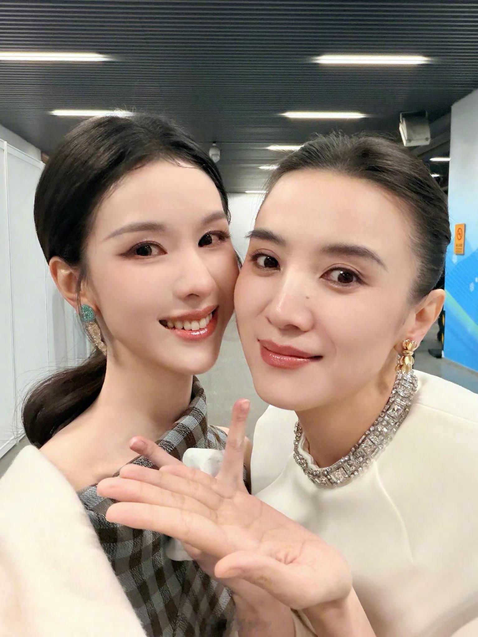 陈都灵宋佳合照嘟嘟好美，好开心，又和偶像合照了呀