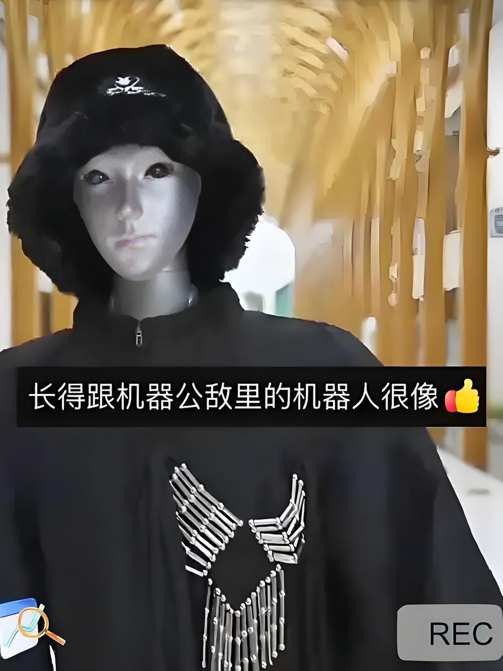 宇树H2机器人亮相！180cm身高配仿生脸，会芭蕾懂武术机器人的身影在舞台上