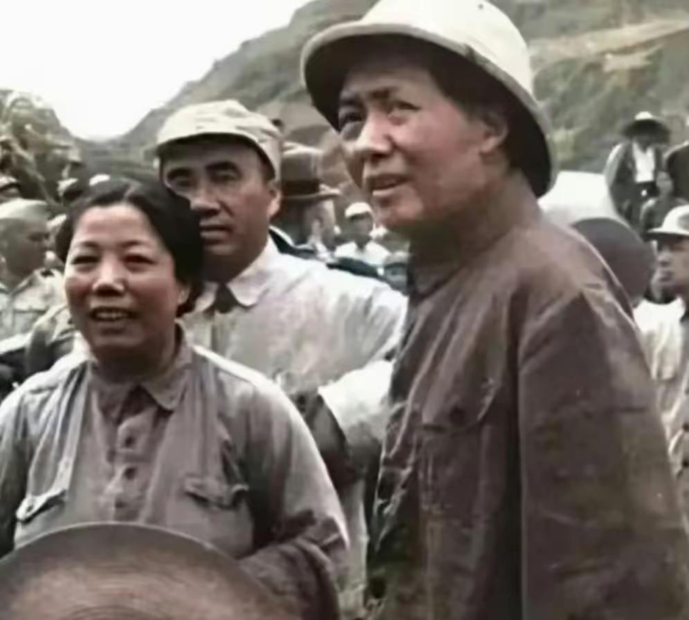 这是毛主席在重庆谈判前夕，将要乘机去重庆时的珍贵画面。我们看到毛主席后面是朱老总