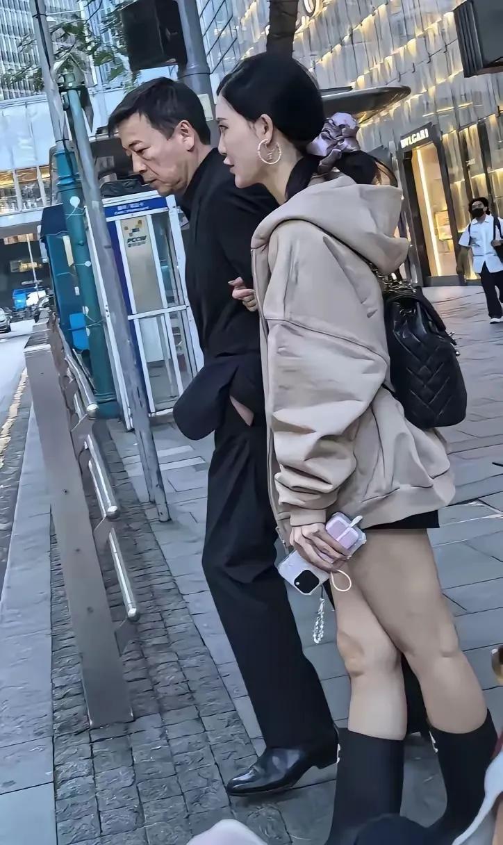 赖文峰和楚玲街边的合照！镜头前后差距大，年龄感藏不住。真替杨钰莹不值！咋就为了这