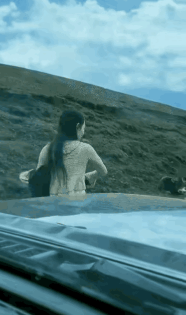 这姑娘糊涂啊！应该下车鞠个躬，然后上车掉头赶紧走！