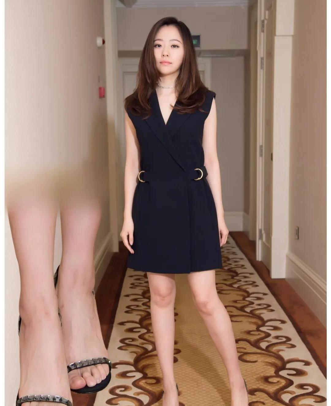 张靓颖，这脚丫子穿这鞋真是绝绝子。