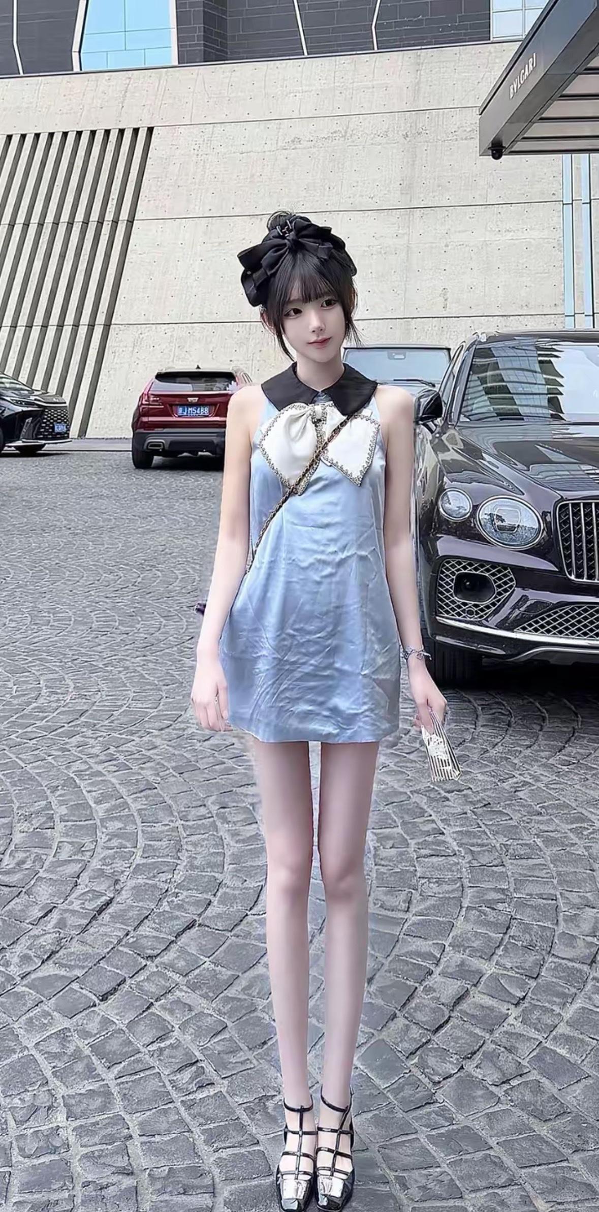 哈哈，这张图简直是“人间富贵花”出街指南！小姐姐这身行头，堪称是“在逃迪士尼公主