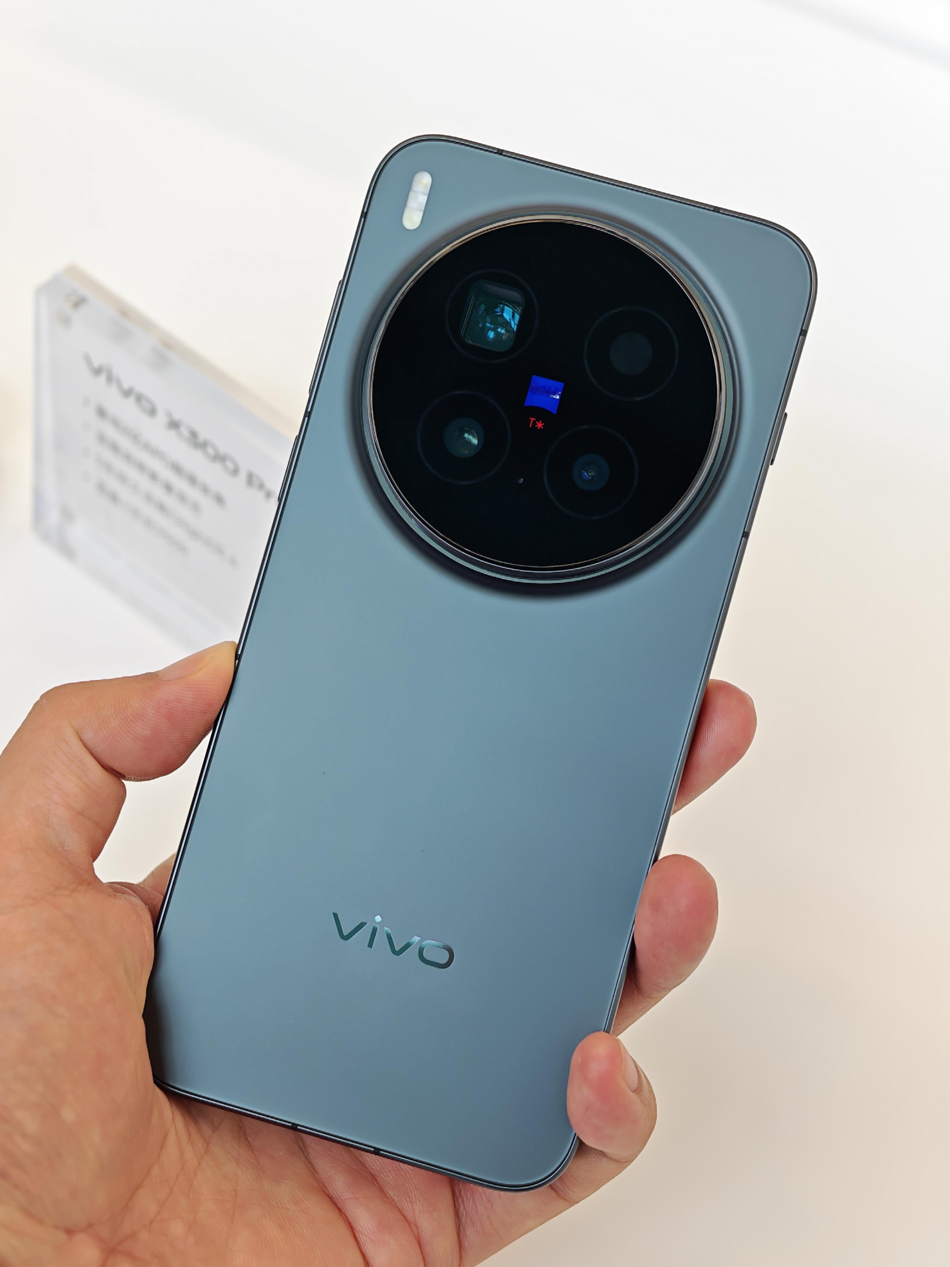 vivoX300系列发布会马上就要来了，已经提前上手体验了一波，除了整机质感非常