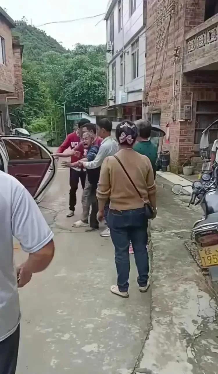 养儿能防老？现实告诉你：靠山山会倒，靠人人会跑！当王老太太被自己的三个儿子强行