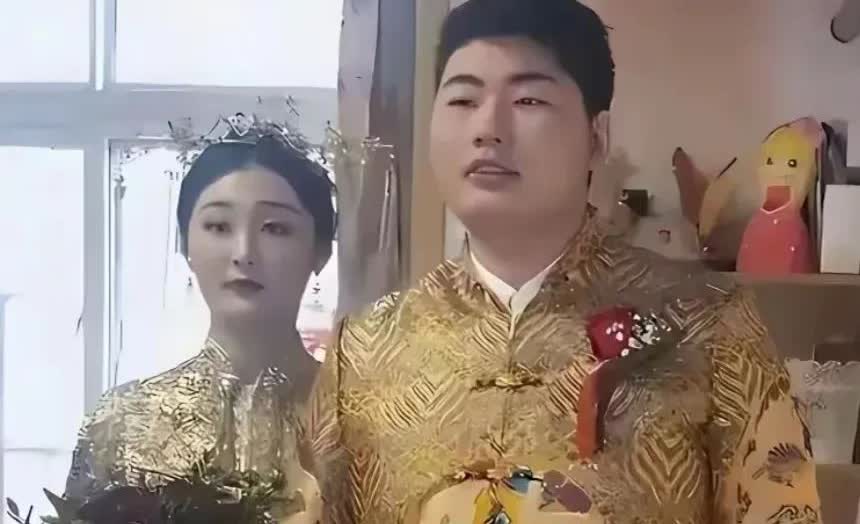 陈亚男离婚后，已经从杭州搬回了曹县新安江路健龙广场附近，租个店铺开始卖衣服。