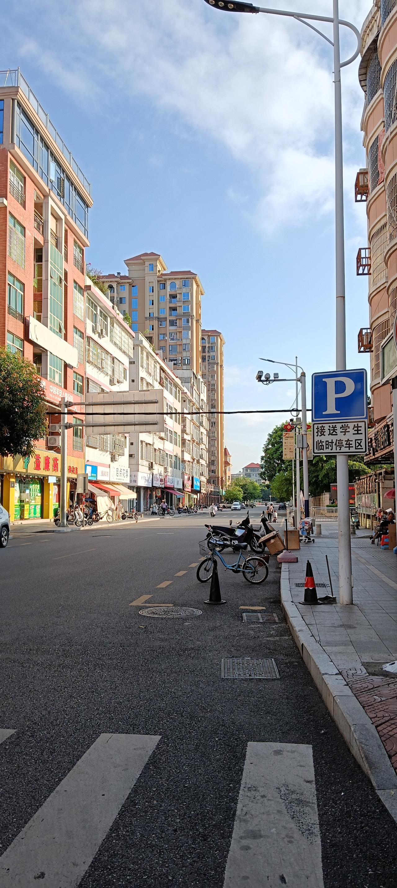 隶属福建漳州市管辖长泰区，长泰总人口22万，有五个乡镇和两个工业园区，乡镇有武安