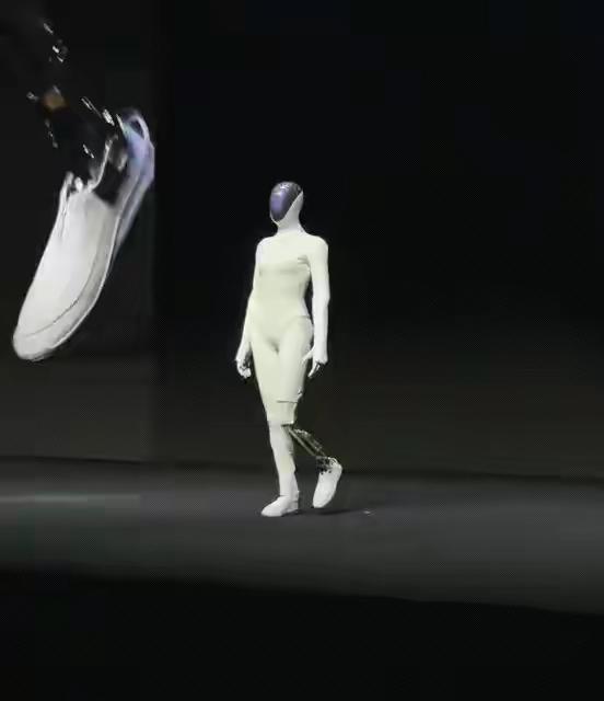 在科技圈，最近有件事可太火了！小鹏当众剪开机器人，直接把热度拉满，连马斯克都点赞