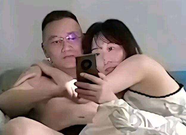 好奇这张照片怎么流出来的，谁拍的？不可能是本人啊！据说两位医学精锐各自都有家庭