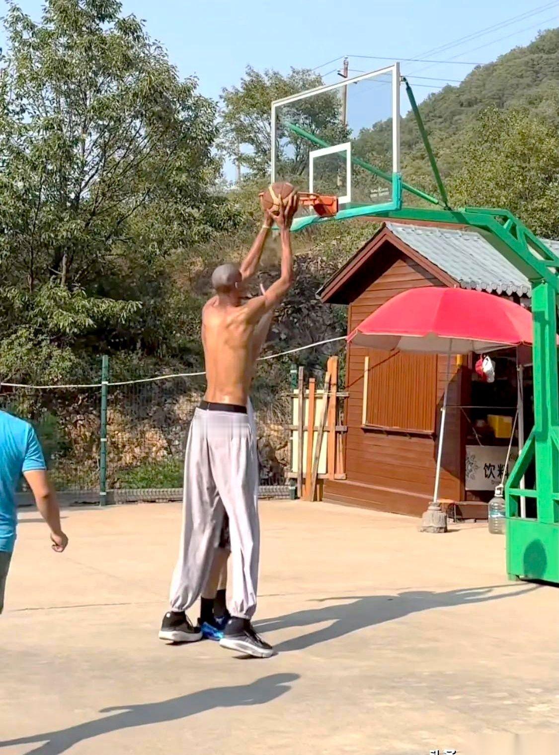 标准篮球筐的高度，是305厘米。但文班亚马原地站着不动，手往上一伸...