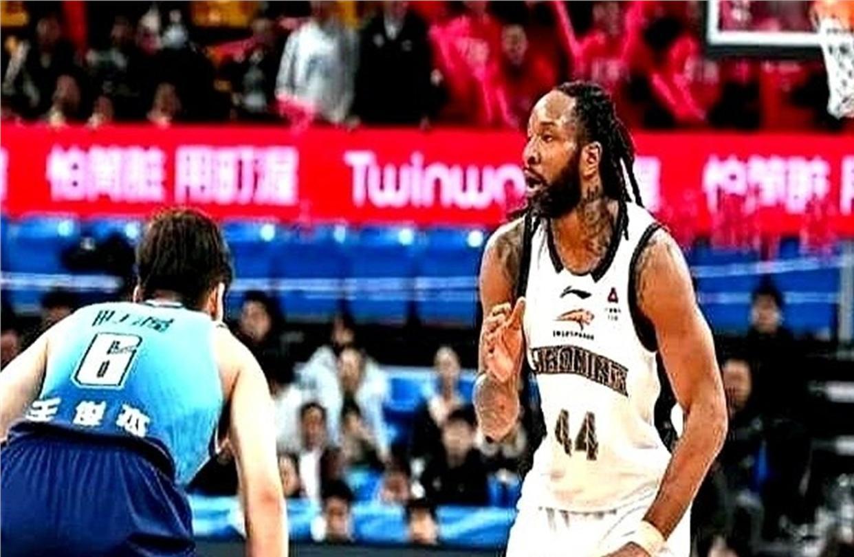 广厦送走布朗拍出第三份外援合同给威尔斯：场均14分老将为何比盲盒新秀更值广厦