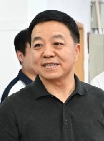 他有3个特点：1、个子不高。甚至有点矮，目测最多165厘米，还有塌鼻子、大宽脸