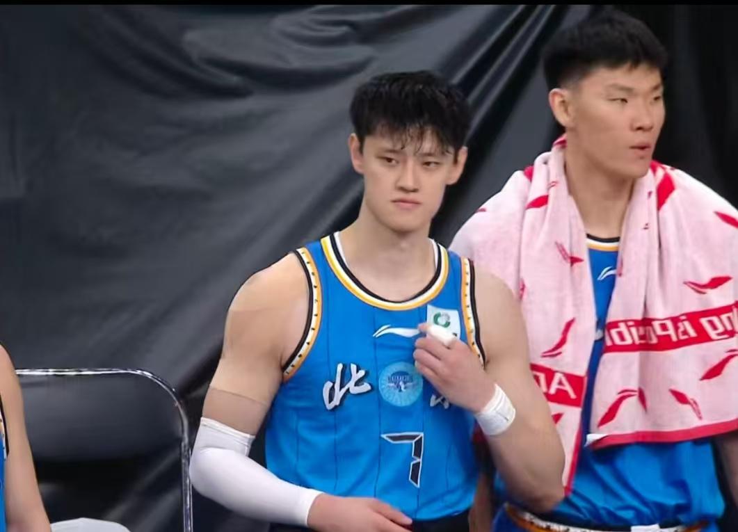 别看北京队签约了麦基，但是作为主教练的许利民可不敢说球队短板补齐了，理由很简单—