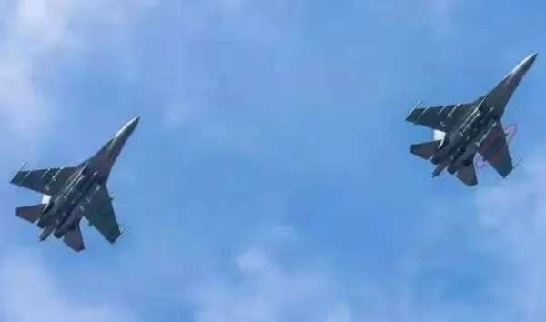 美军机「惊慌窜逃」一架美军反潜机(22日)由南向北闯越台湾海峡，惨遭解放军战机严
