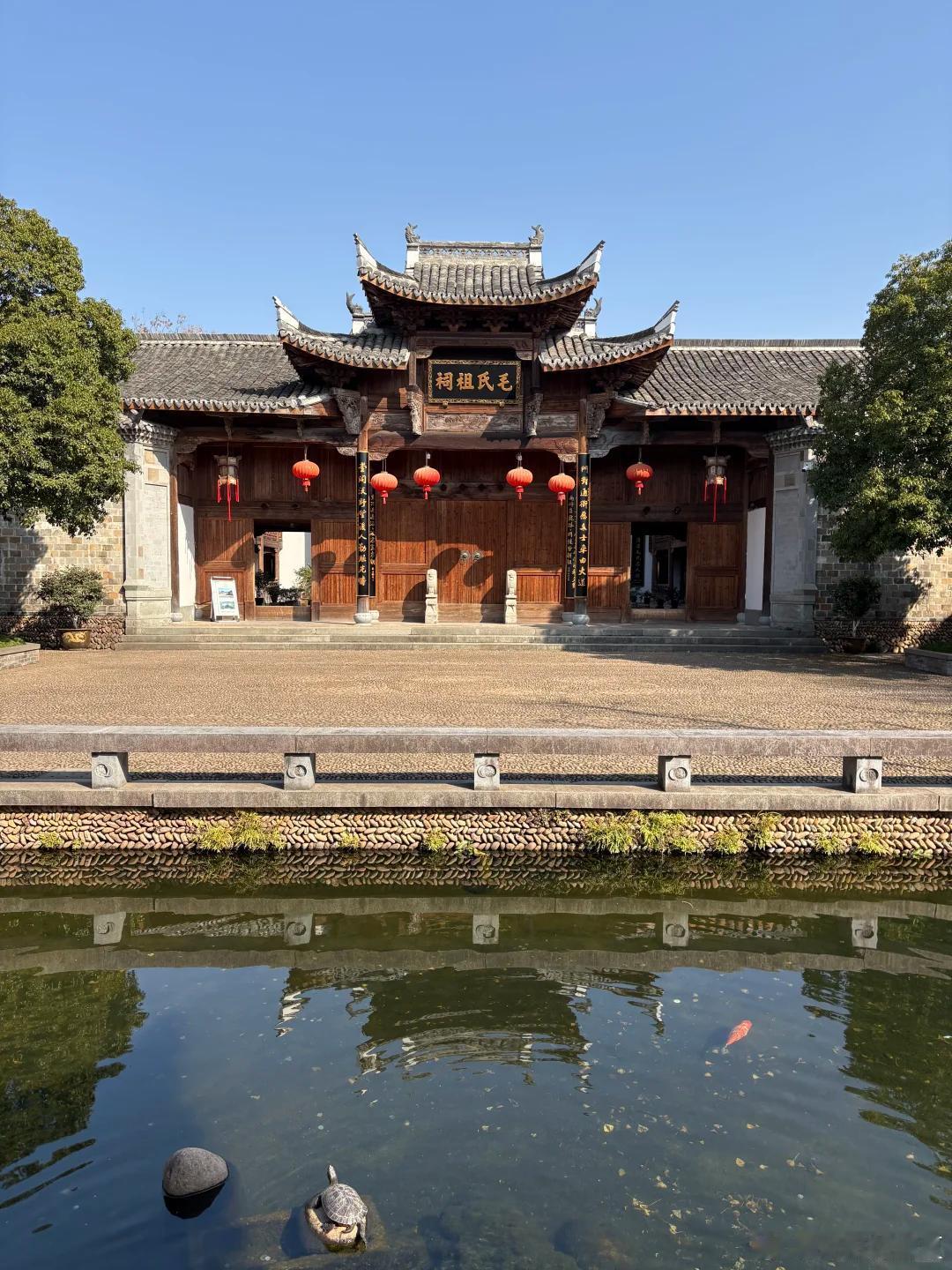 户外游充电站微博旅行ing浙江江山藏着被时光偏爱的秘境，千年古朴建筑立在青山绿水