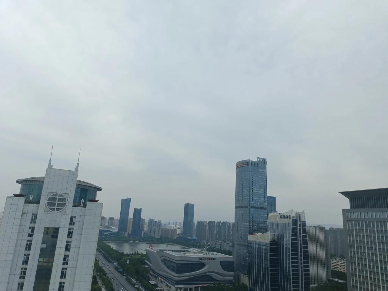 个人办理购房贷款的时候，有两种还款方式。等额本金和等额本息。办贷款的时候银行