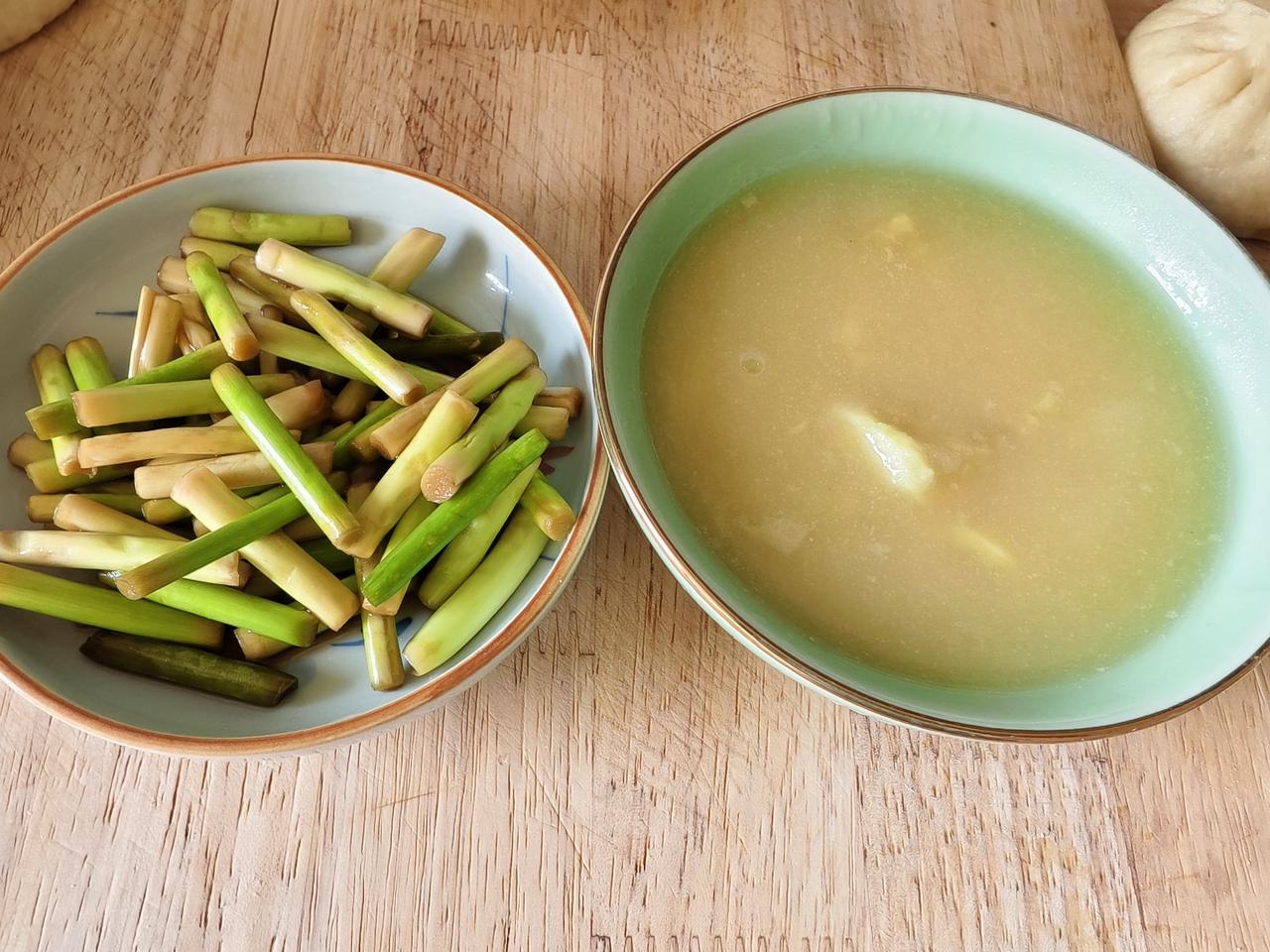 从早上九点忙到近12点，费了半天劲，自己蒸的包子吃着并不理想，也不知道卖的包子有