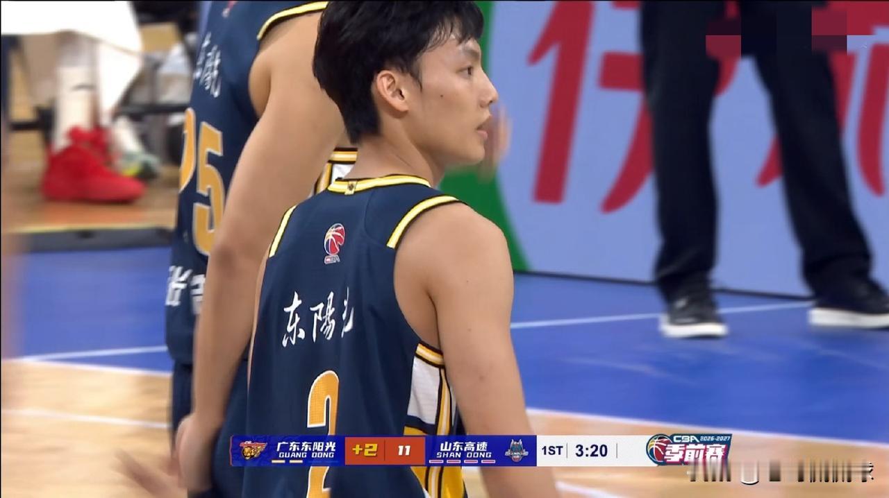 广东东阳光巨星徐杰真是手感冰凉！在今天进行的广东东阳光和山东高速的季前赛中，目前