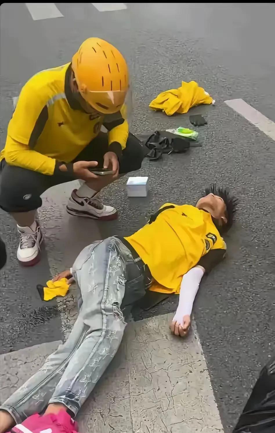 19岁，花儿一样的年纪，四川自贡的小伙因为家庭贫寒，懂事的他送起了外卖，在疲劳的