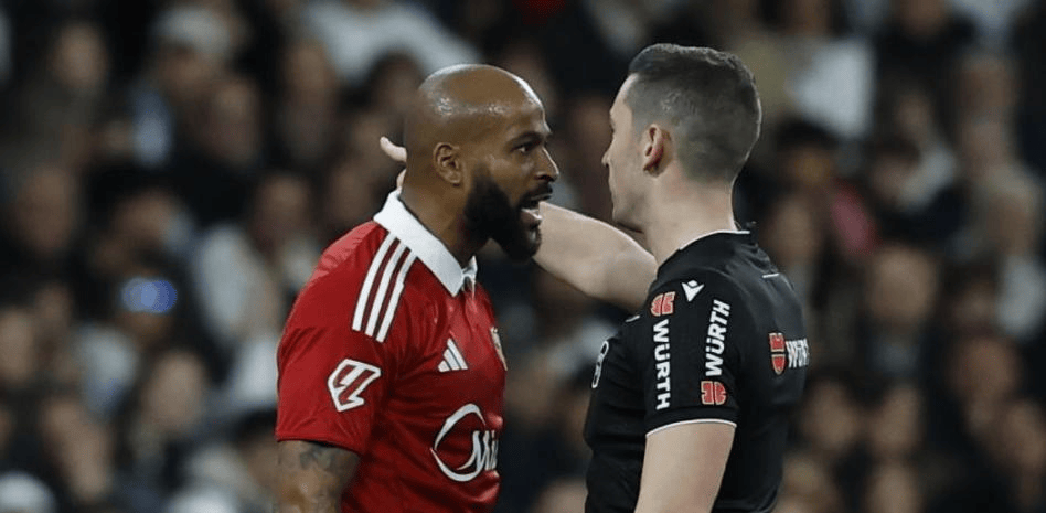 皇马vs塞维裁判记录: 特谢拉辱骂裁判;染红后还踢飞皮球