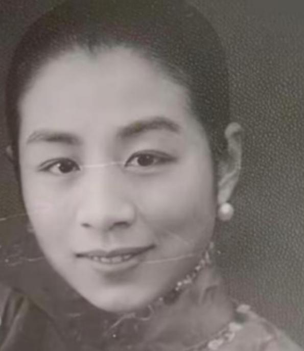 1947年，57岁海关总署署长张福运，与17岁的养女发生关系。不久后养女怀孕，