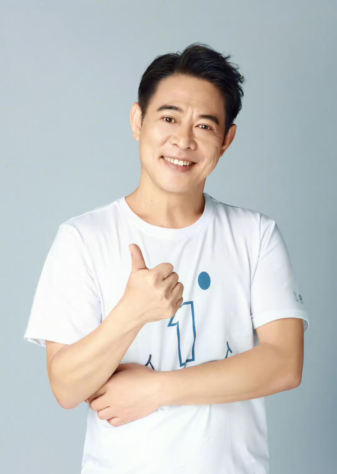 李连杰为什么看起来这么年轻?原因其实很简单,两年前他说60岁身体像70多,坐轮