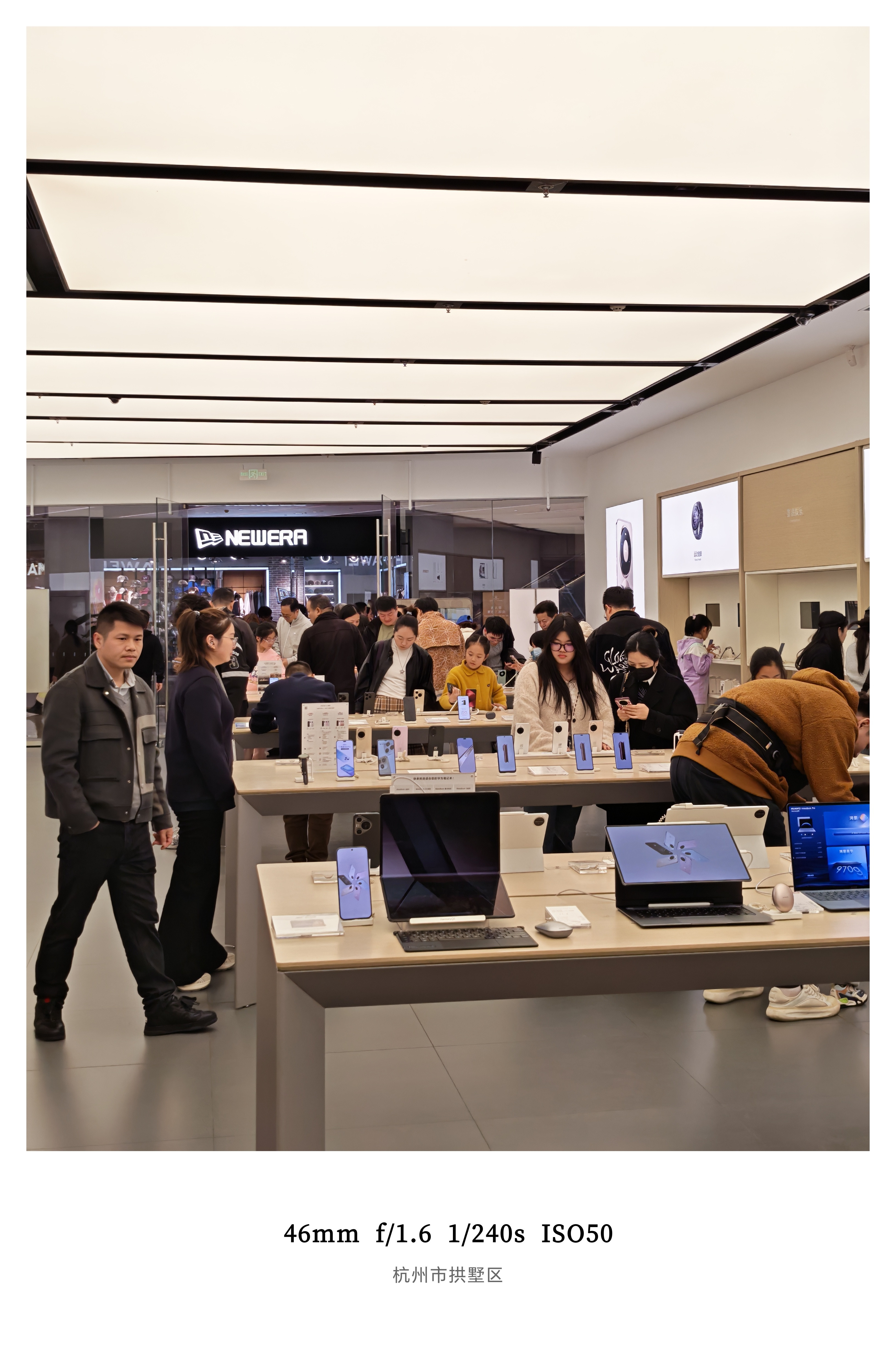 路过华为门店看新手机的人真多随口问了一句Mate80标准版有现货支持花呗免息分期