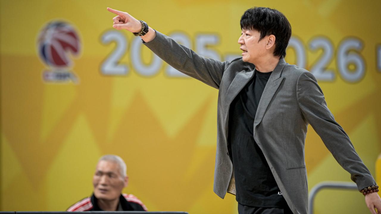 这次球迷们不得不服，就算山东队遭遇了五连败，但他们依旧守住了手中的季后赛名额！毕