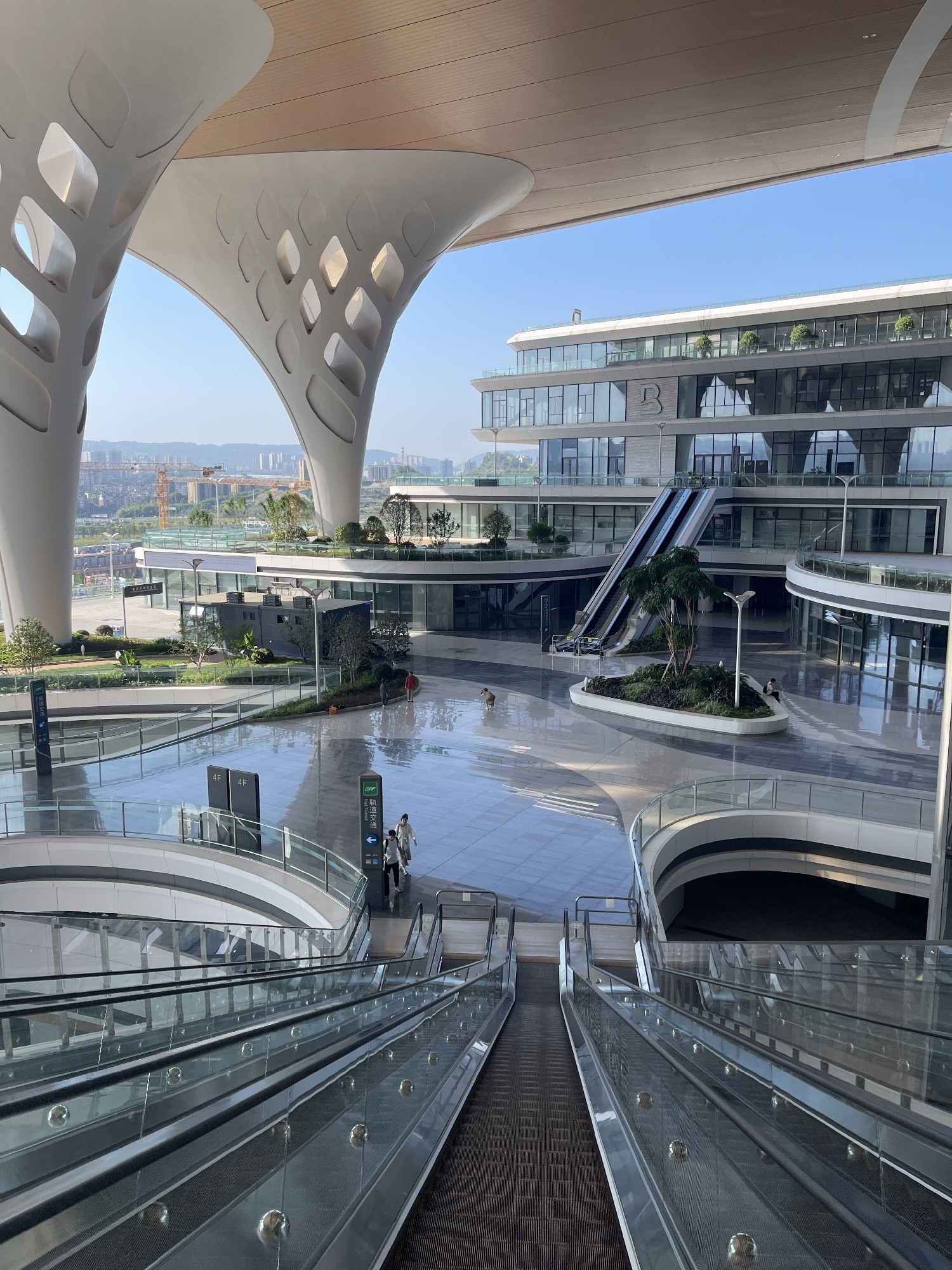 下图像不像赛博朋克、原子之心世界中的建筑？像不像太空歌剧影视游戏中的宇宙航天港？