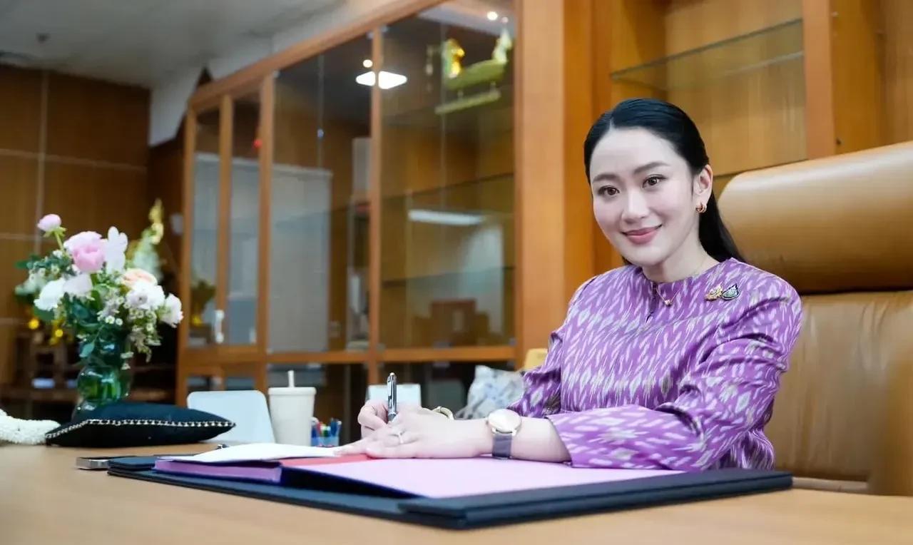 佩通坦在部长办公室！这个办公室是真干净，办公桌上没有电脑，没有摆件，后面的柜子