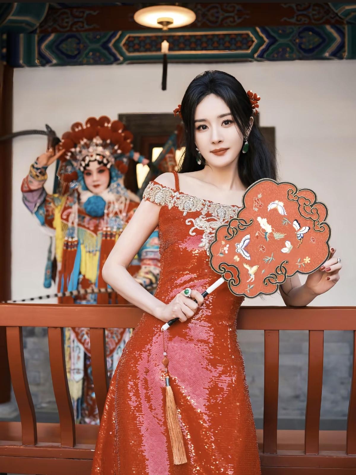 杨幂的春晚后台限定可爱，红裙与红妆，把红火与温柔都穿在了身上[比心]不止舞台上闪