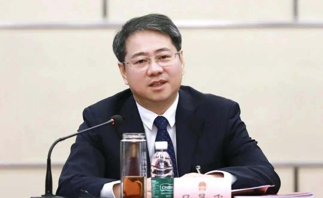 47岁的吕晨飞跨市调整，由京入沪，出任崇明区委副书记、区政府党组书记。此前担任崇