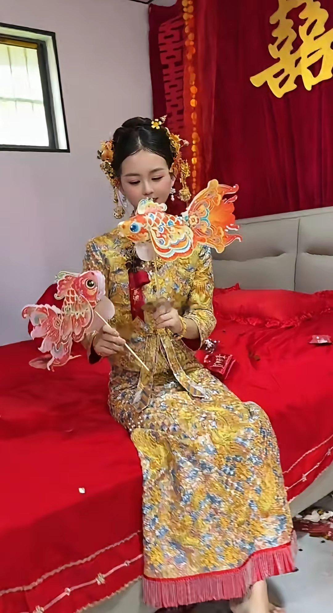 新娘长得太小巧可人了吧新郎是怎么把这样的女生追到手的​​​